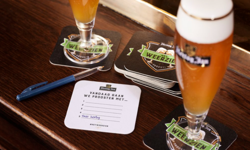 Twee glazen met 'Het Weerzien' speciaalbier op de bar